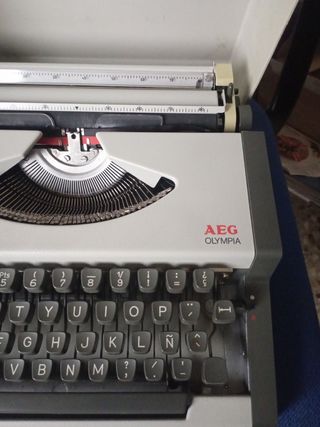 Máquina de escribir Olympia AEG
