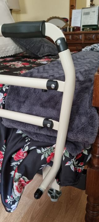 Barandilla de cama para enfermo.