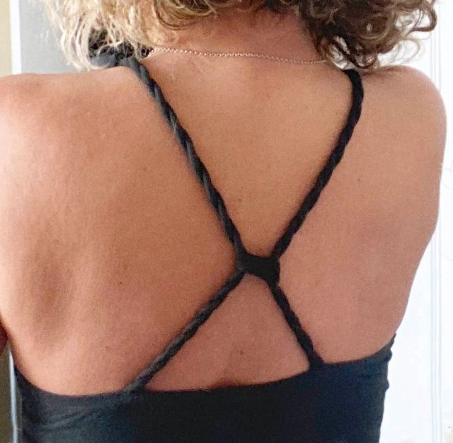 Vestido corto con hebilla de piedras