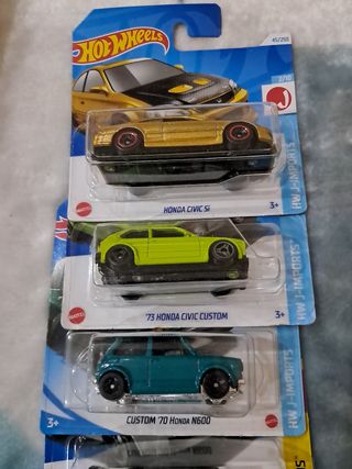 5 Hot wheels 