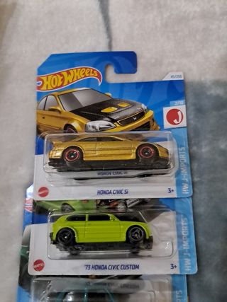 5 Hot wheels 