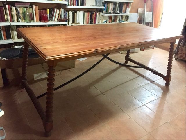 Mesa castellana con fiadores de forja