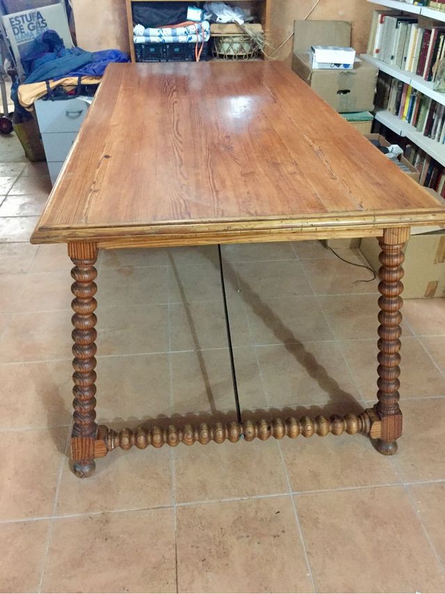 Mesa castellana con fiadores de forja