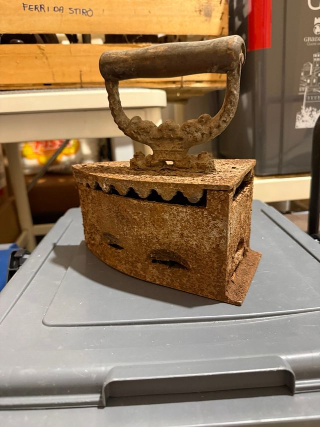 Ferro da stiro antico cod. 1