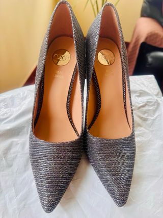 Sapatos de salto alto prateados da Exé 38 Novo