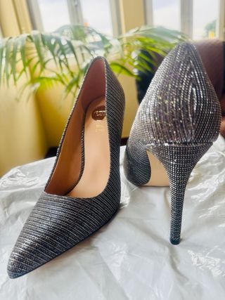 Sapatos de salto alto prateados da Exé 38 Novo