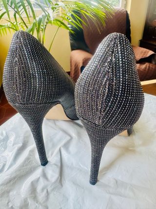 Sapatos de salto alto prateados da Exé 38 Novo