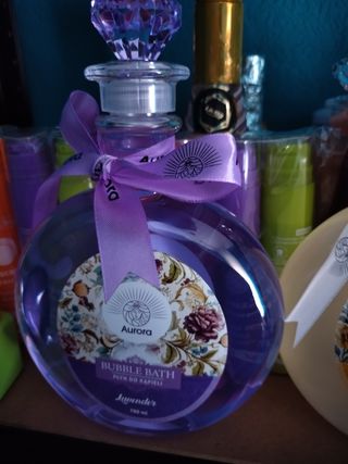 Jerséis pintalabios y perfume gel de baño ect 
