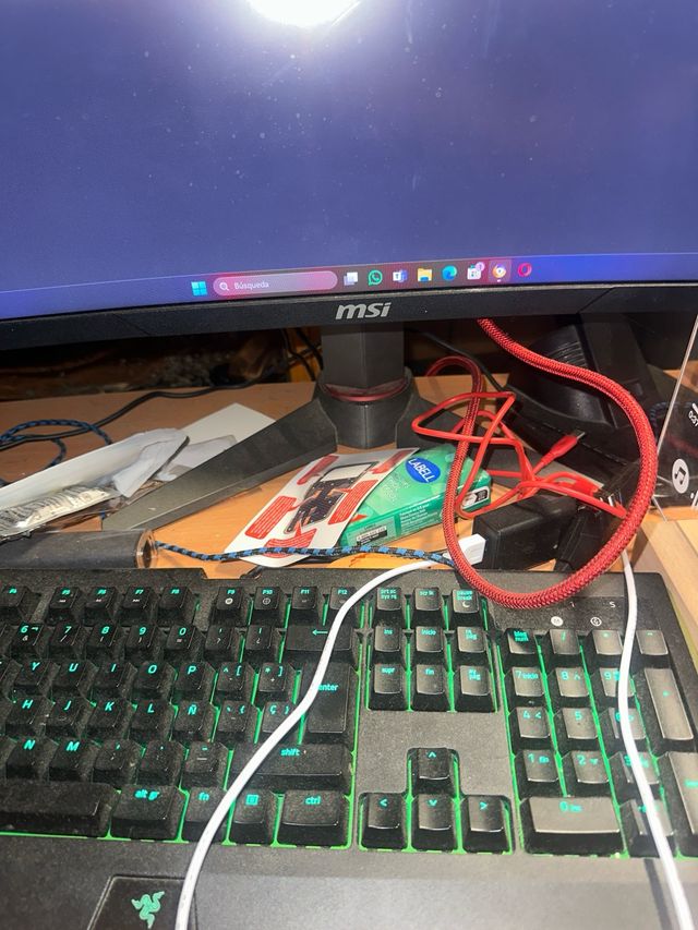 Pantalla msi 27’ doblada con soporte de pantalla