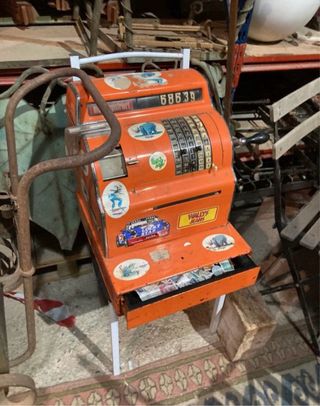 Antigua caja registradora ideal para decoración