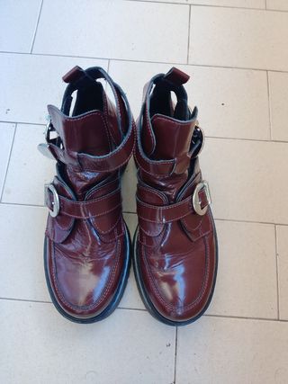 Botines abiertos a los lados.