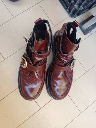 Botines abiertos a los lados.