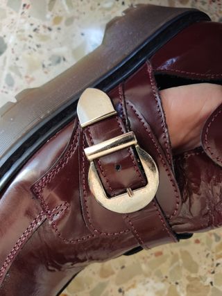 Botines abiertos a los lados.