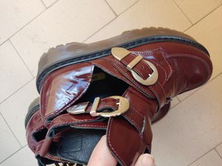 Botines abiertos a los lados.