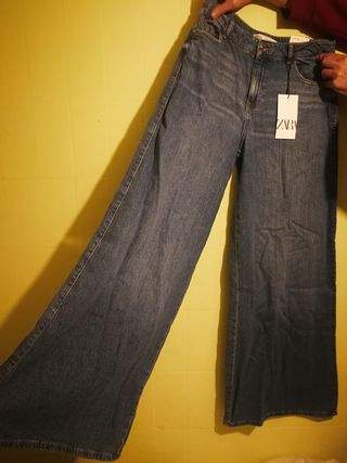 Pantalón vaquero de campana de Zara con etiqueta 