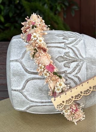 Corona de flores preservadas