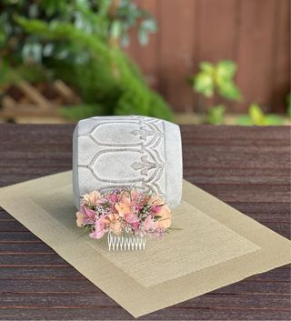 Tocado de flores preservadas