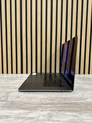 MacBook Pro 15" 2017 i7 16gb 256gb SSD