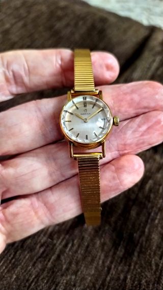 Reloj Omega (años 70) de oro para mujer.