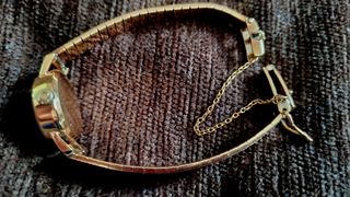Reloj Omega (años 70) de oro para mujer.