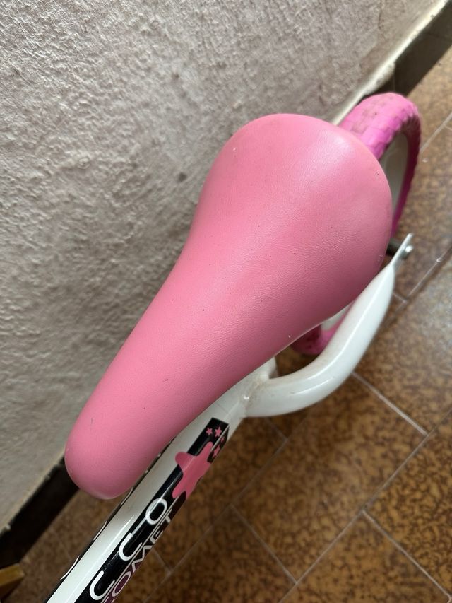 Bici rosa sin pedales