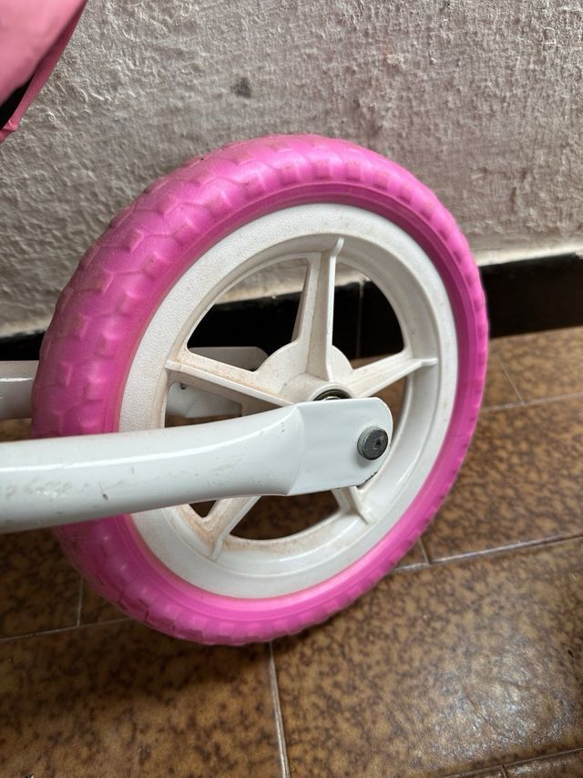 Bici rosa sin pedales
