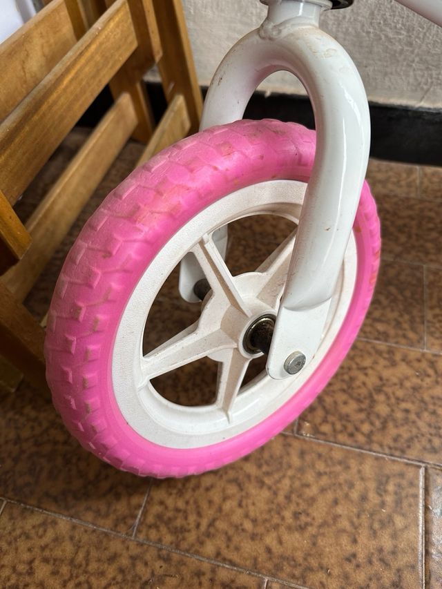 Bici rosa sin pedales