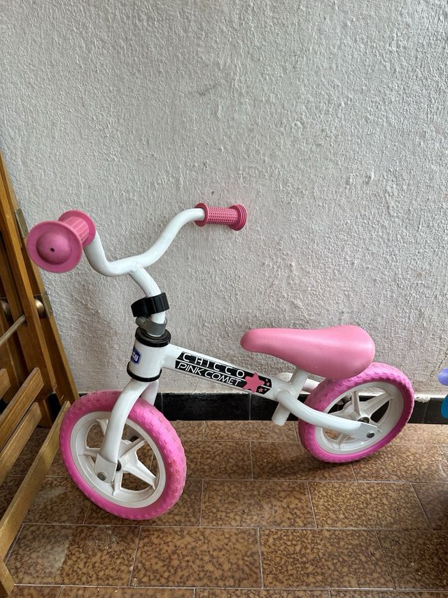 Bici rosa sin pedales