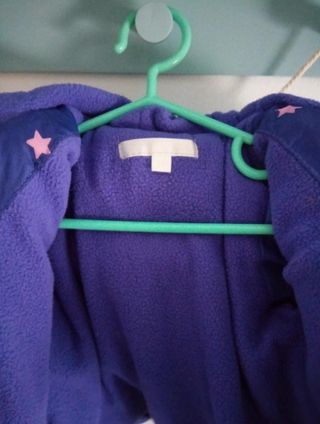 Abrigo morado con capucha talla 3 meses