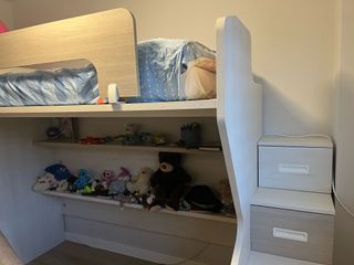 Cama alta con escalera-cajonera