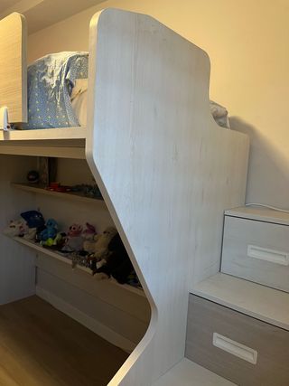 Cama alta con escalera-cajonera