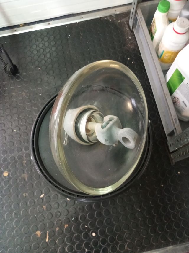 Aislador eléctrico ferroviario de cristal