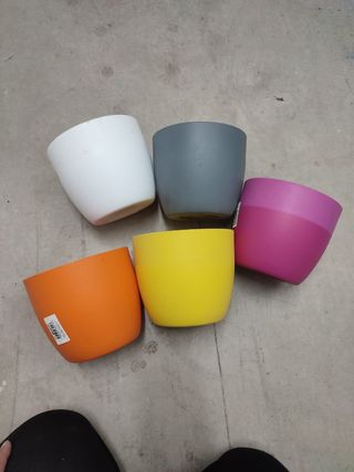 Macetas de plástico de colores