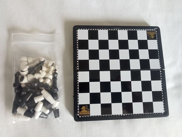 Jogo portátil de xadrez e damas
