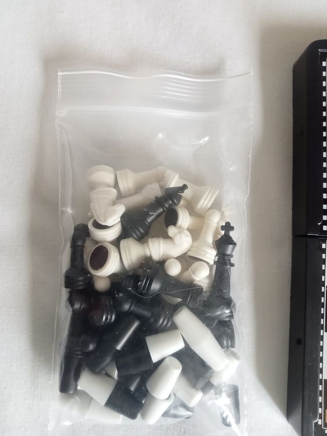 Jogo portátil de xadrez e damas