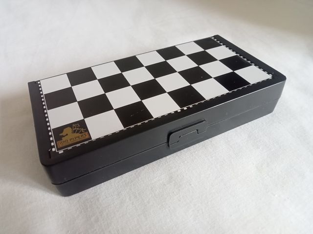 Jogo portátil de xadrez e damas