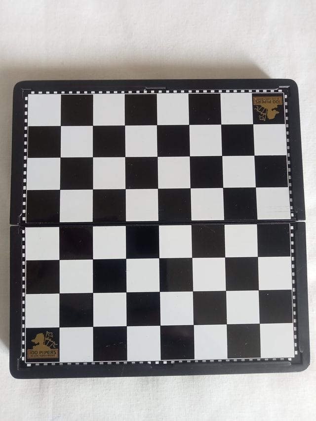 Jogo portátil de xadrez e damas