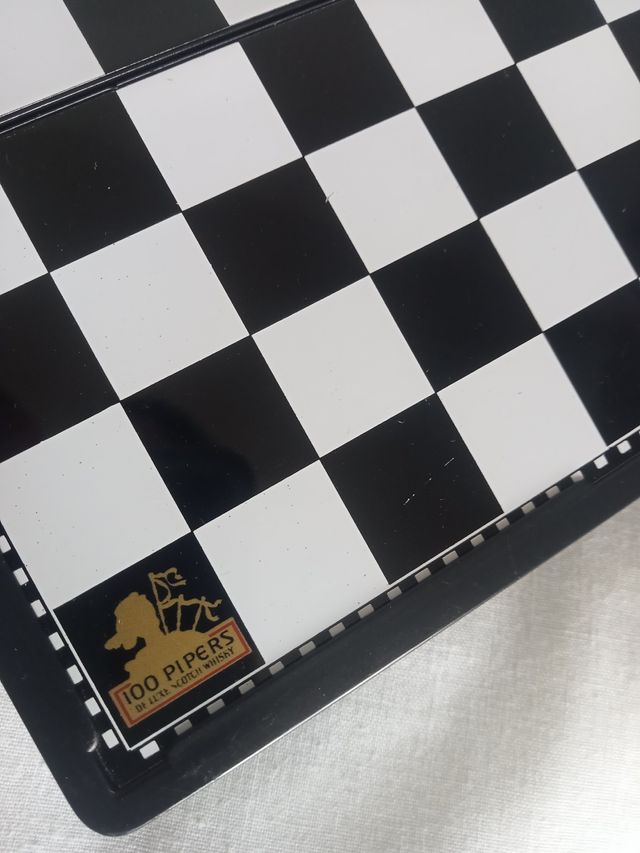 Jogo portátil de xadrez e damas