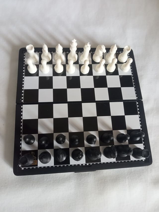 Jogo portátil de xadrez e damas