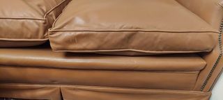 Sofá piel. Urge venta.