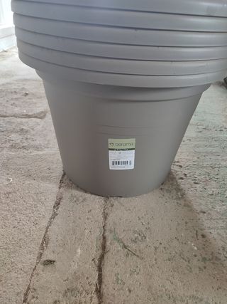 Macetas de plástico grises o marrones