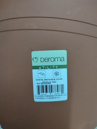 Macetas de plástico grises o marrones