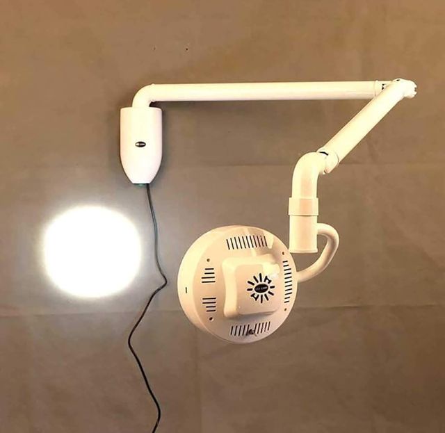 Lampada chirurgica senza ombra montata a parete