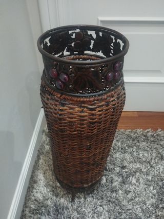 PARAGUERO DE FORJA Y MIMBRE.