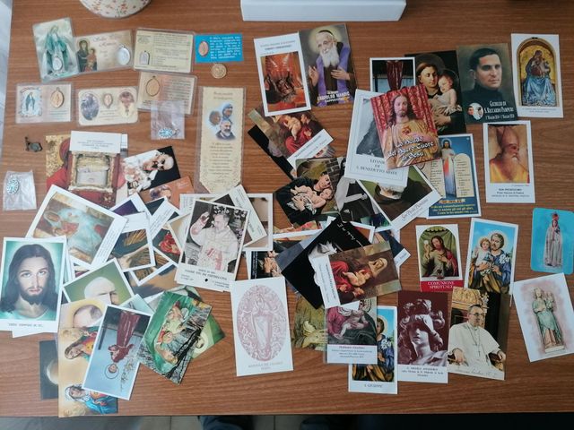 Lotto di 83 santini religiosi e medagliette miste