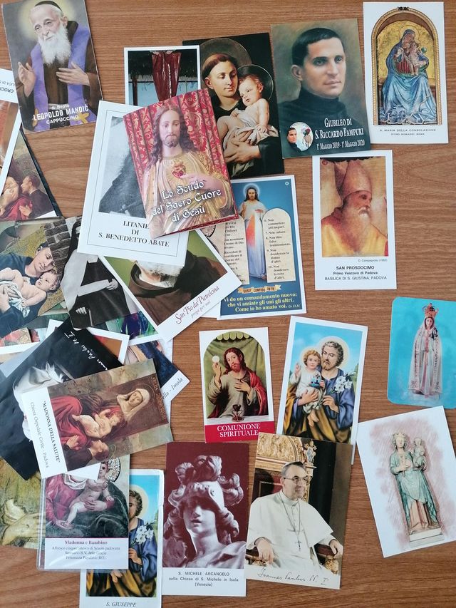 Lotto di 83 santini religiosi e medagliette miste