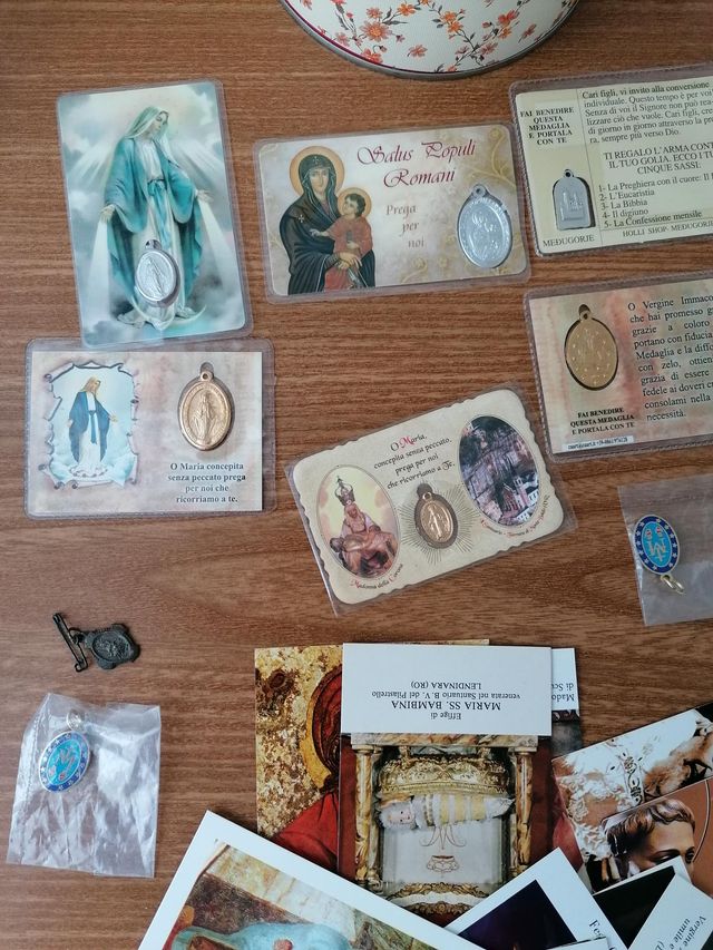 Lotto di 83 santini religiosi e medagliette miste