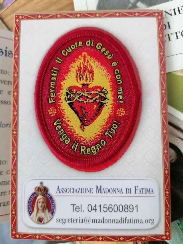 Lotto di 83 santini religiosi e medagliette miste