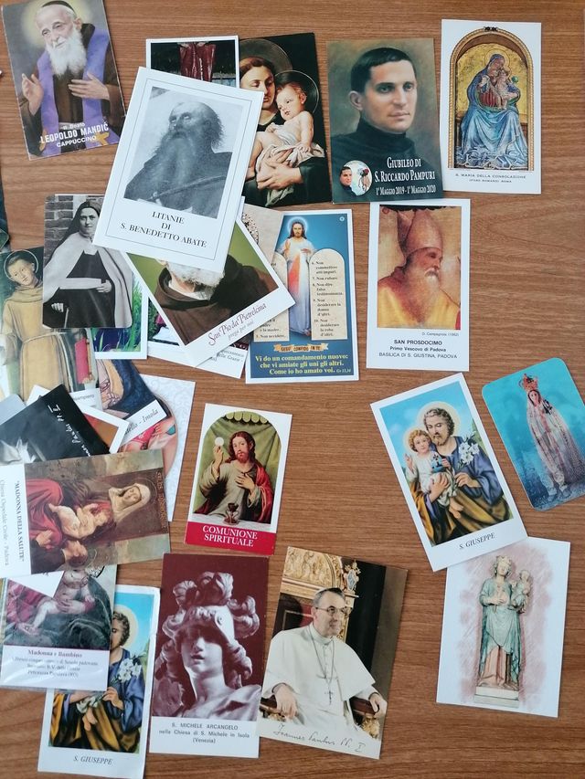 Lotto di 83 santini religiosi e medagliette miste