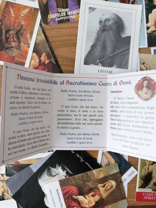 Lotto di 83 santini religiosi e medagliette miste